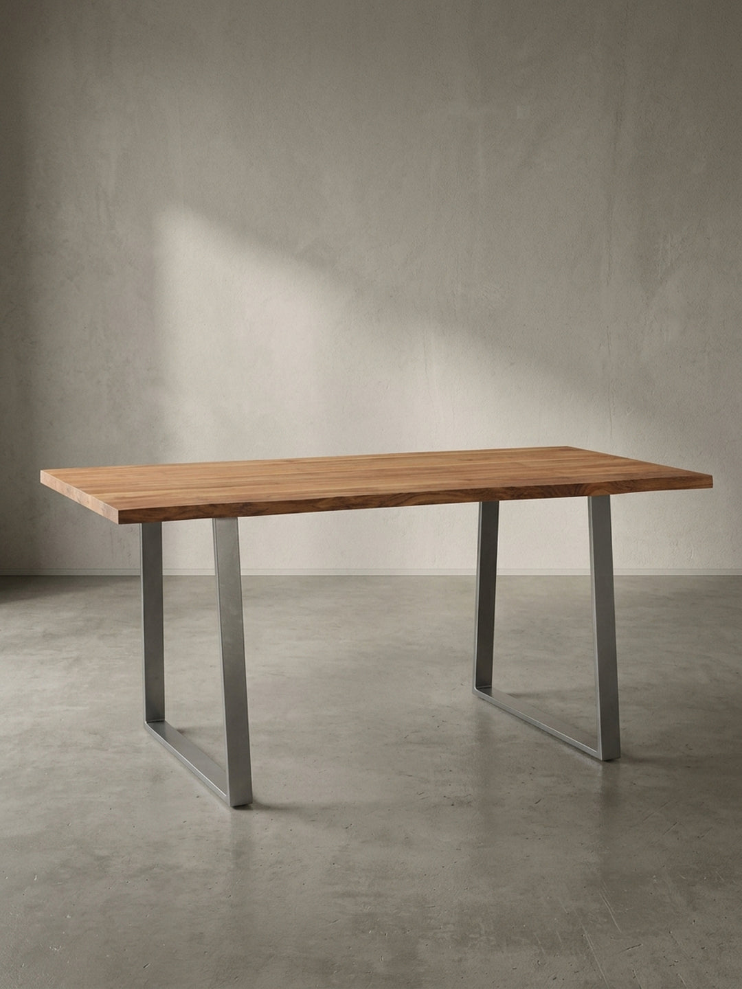 Freigestellter Esstisch 120 cm aus Akazie Massivholz mit Trapezbeinen aus Metall in Chrom, Frontalansicht auf weißem Hintergrund._