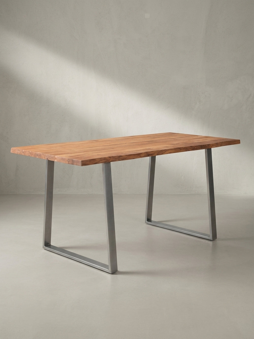 Schräge 3/4-Ansicht des massiven Akazien-Esstisches, die das Zusammenspiel von warmer Holzplatte und kühlem Metallgestell zeigt._