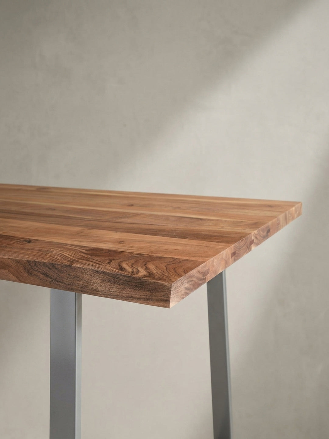 Eine weitere Perspektive auf den Speisetisch, die das Design der pulverbeschichteten Trapezkufen aus Eisen hervorhebt._