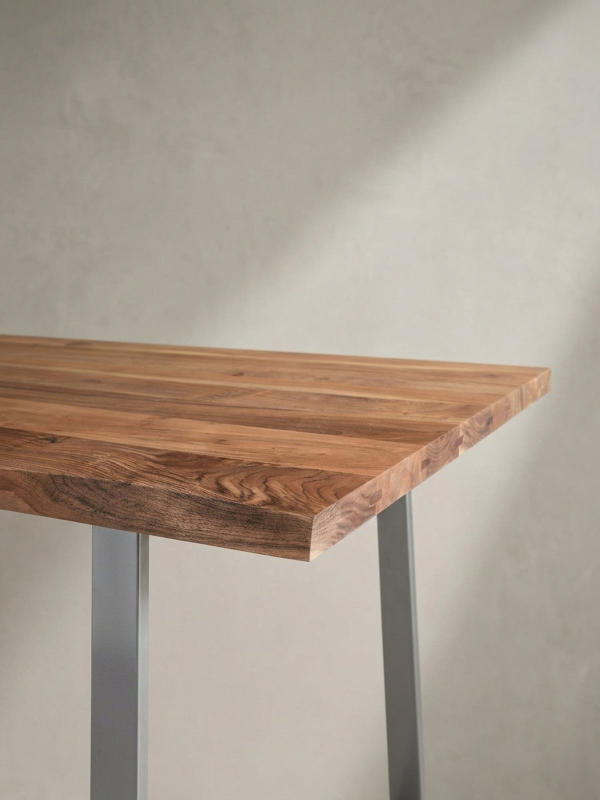 Eine weitere Perspektive auf den Speisetisch, die das Design der pulverbeschichteten Trapezkufen aus Eisen hervorhebt._