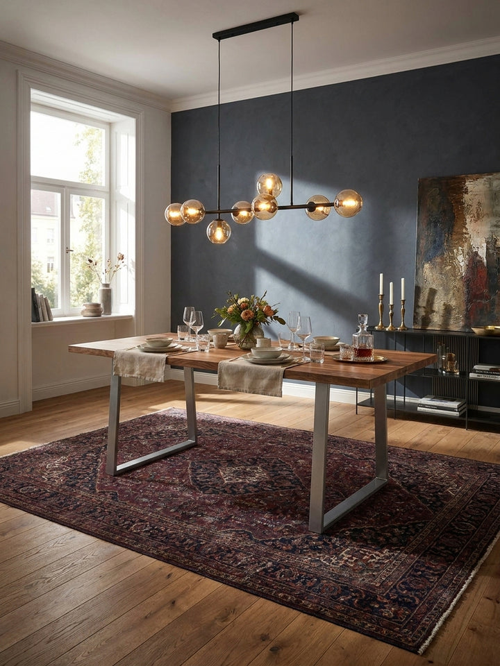 Eleganter Esszimmertisch aus Akazie Massivholz mit Baumkante, zentral platziert in einem modern-klassischen Esszimmer mit Holzboden und Designerlampe._
