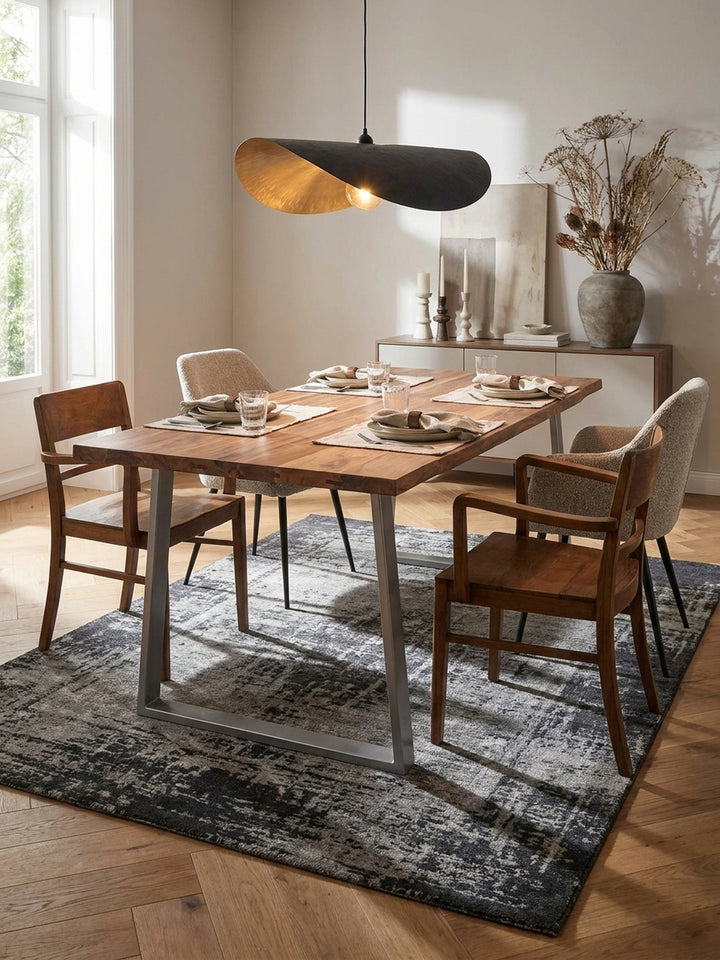 Essgruppe mit dem Akazien-Esstisch, kombiniert mit einer passenden Holzbank und modernen Stühlen auf einem beigefarbenen Teppich._