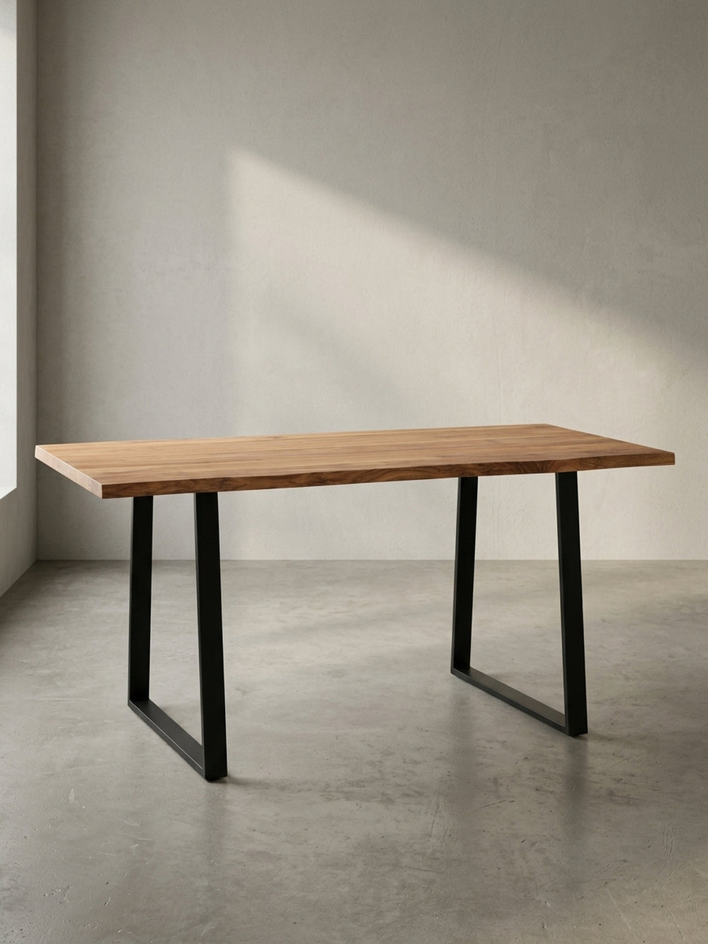 Kompakter Esstisch aus massivem Akazienholz mit Baumkante und schwarzen Metallbeinen in Frontansicht auf weißem Hintergrund._