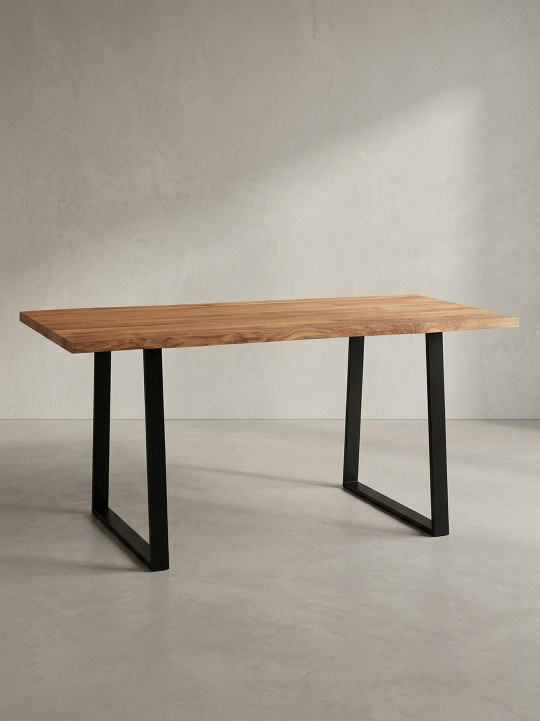 Der rechteckige Speisetisch aus Akazie und Metall als langlebiges und stilvolles Herzstück für das moderne Esszimmer._