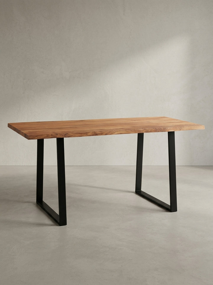 Der rechteckige Speisetisch aus Akazie und Metall als langlebiges und stilvolles Herzstück für das moderne Esszimmer._