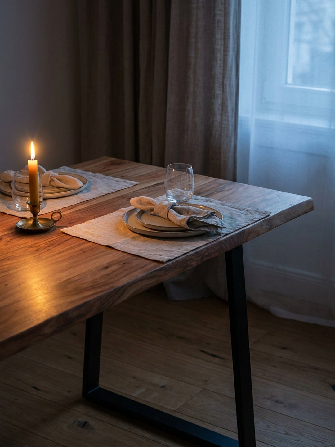 Modern gedeckter Küchentisch aus Massivholz mit einem Glas Wasser und Büchern, bereit für ein gemütliches Frühstück am Morgen._