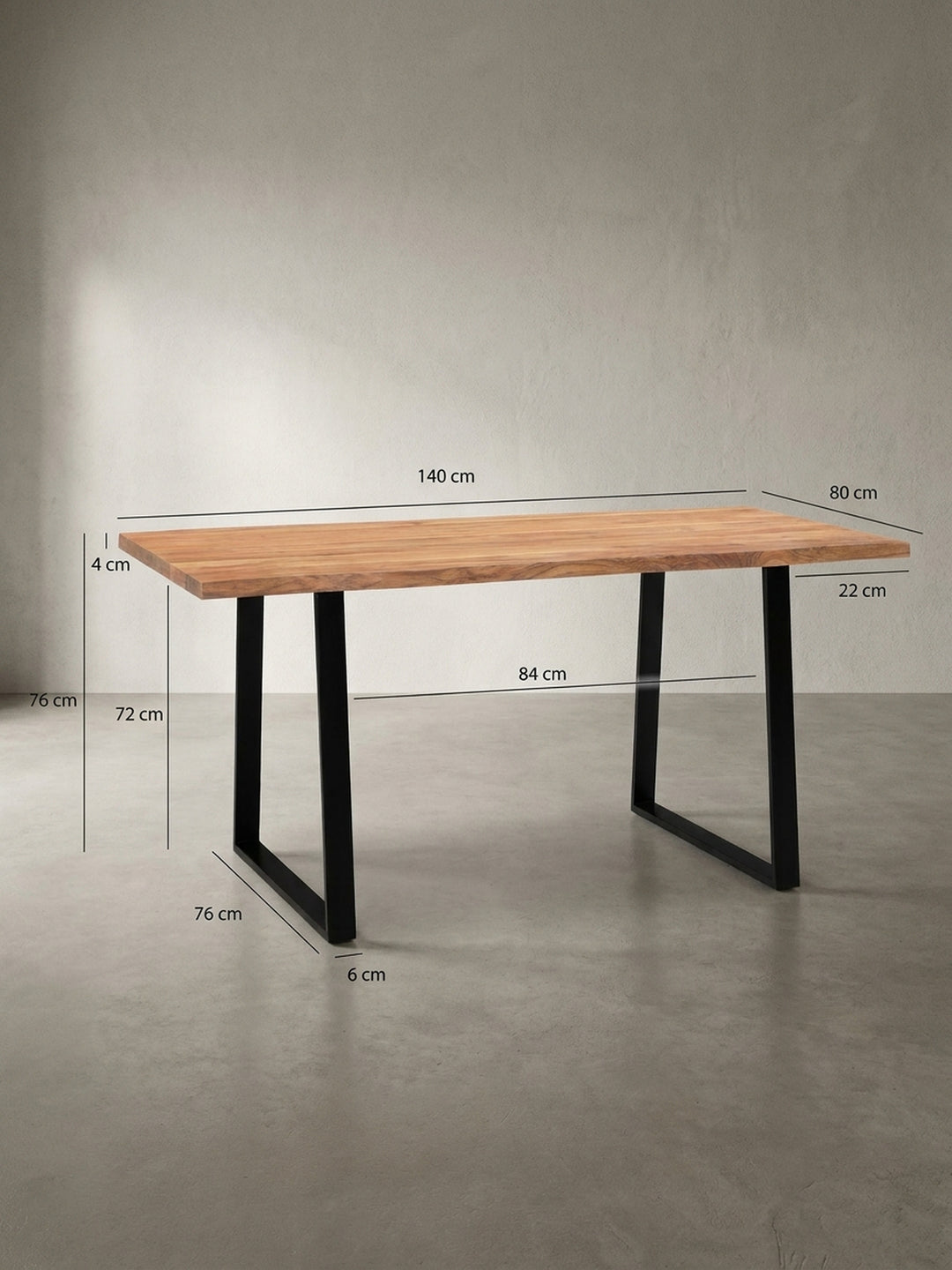 Esstisch mit genauen Maßen: Länge 140 cm, Tiefe ca. 80 cm, Höhe 76 cm, ideal für die Raumplanung des persönlichen Essbereichs._