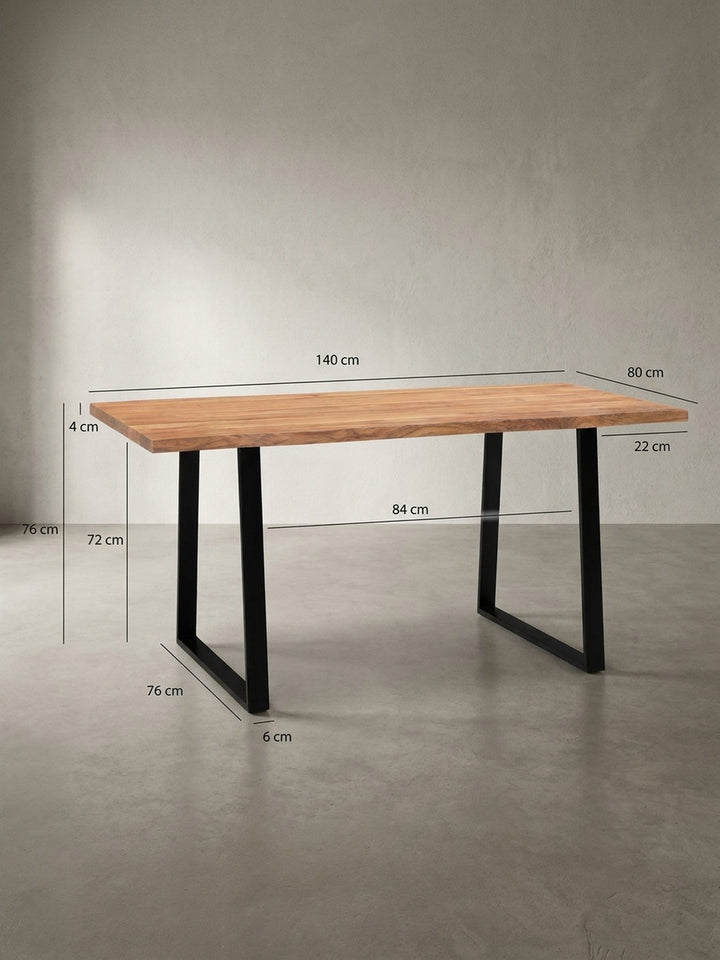 Esstisch mit genauen Maßen: Länge 140 cm, Tiefe ca. 80 cm, Höhe 76 cm, ideal für die Raumplanung des persönlichen Essbereichs._