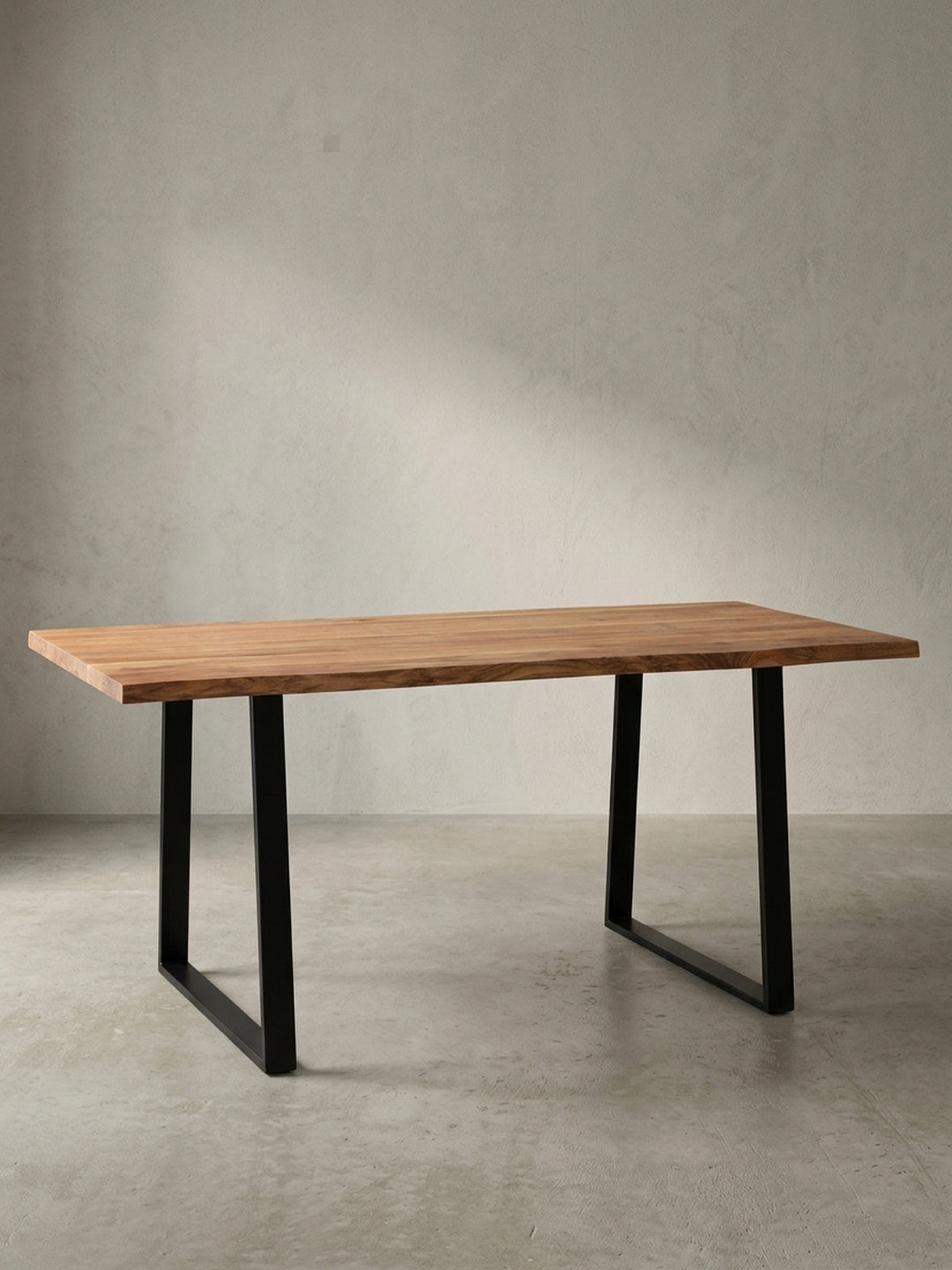 Freigestellter Esstisch 160x80 cm aus massivem Akazienholz mit einzigartiger Baumkante und stabilen schwarzen Trapezbeinen aus Metall._
