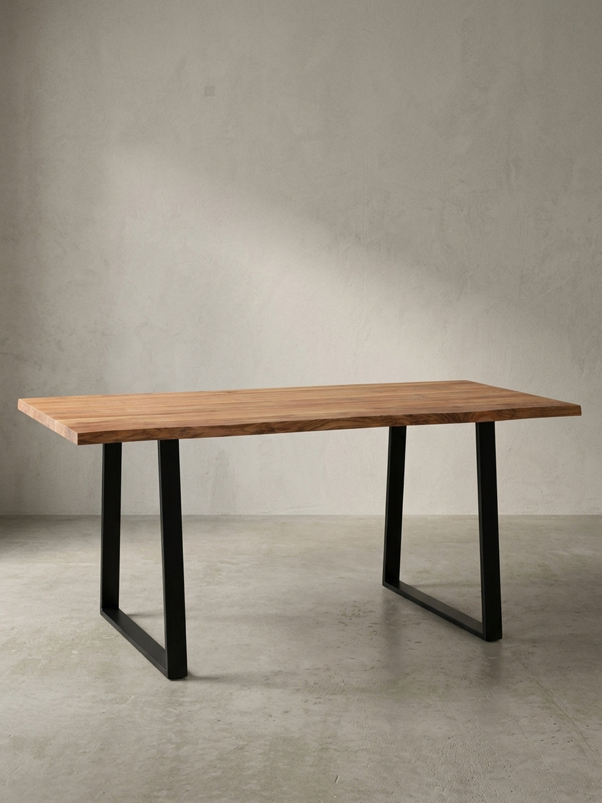 Freigestellter Esstisch 160x80 cm aus massivem Akazienholz mit einzigartiger Baumkante und stabilen schwarzen Trapezbeinen aus Metall._