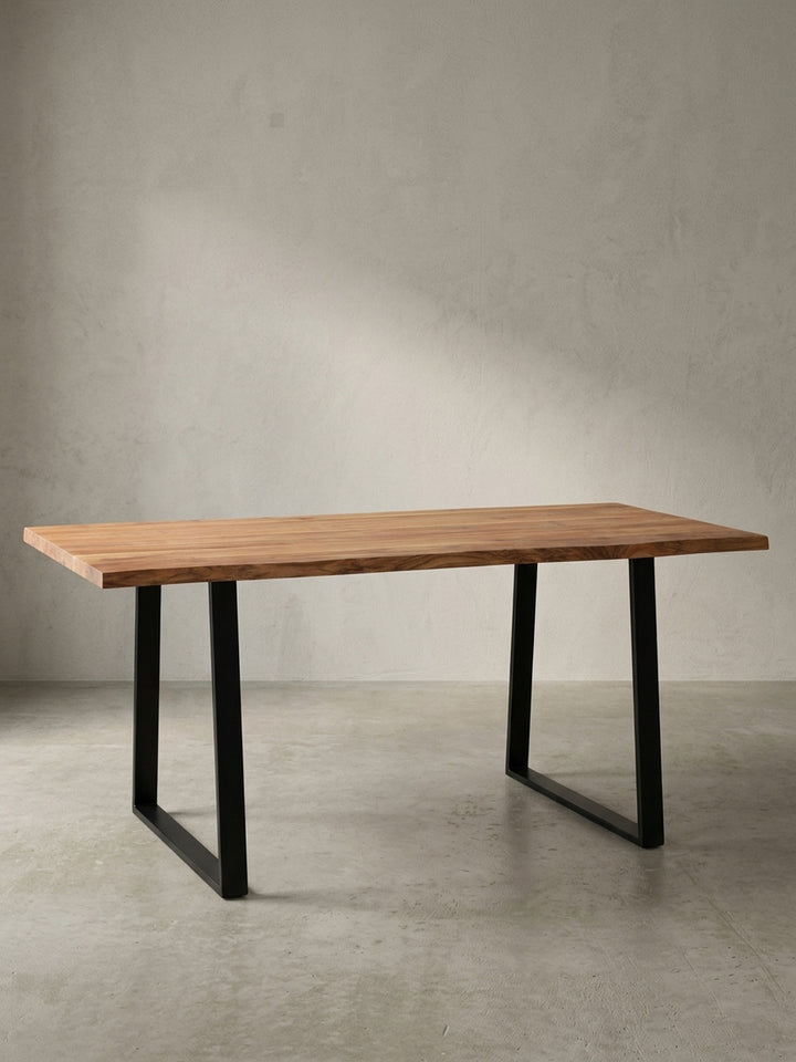 Freigestellter Esstisch 160x80 cm aus massivem Akazienholz mit einzigartiger Baumkante und stabilen schwarzen Trapezbeinen aus Metall._