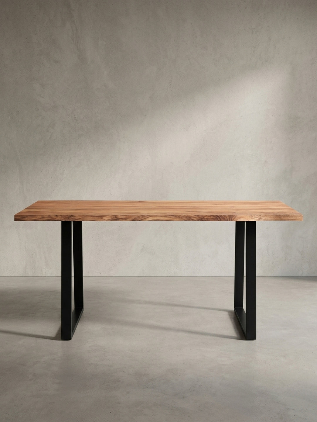 Schräge Ansicht des Küchentisches aus Massivholz, die die Tiefe der 4 cm dicken Tischplatte und das Design der Trapezbeine hervorhebt._