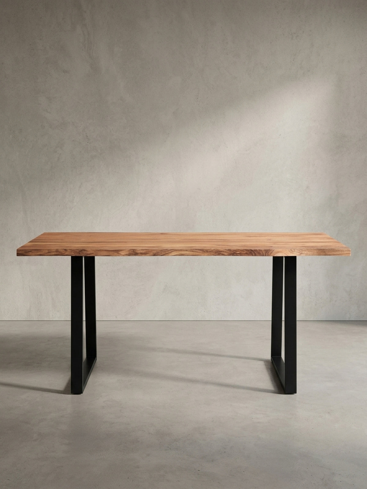 Schräge Ansicht des Küchentisches aus Massivholz, die die Tiefe der 4 cm dicken Tischplatte und das Design der Trapezbeine hervorhebt._