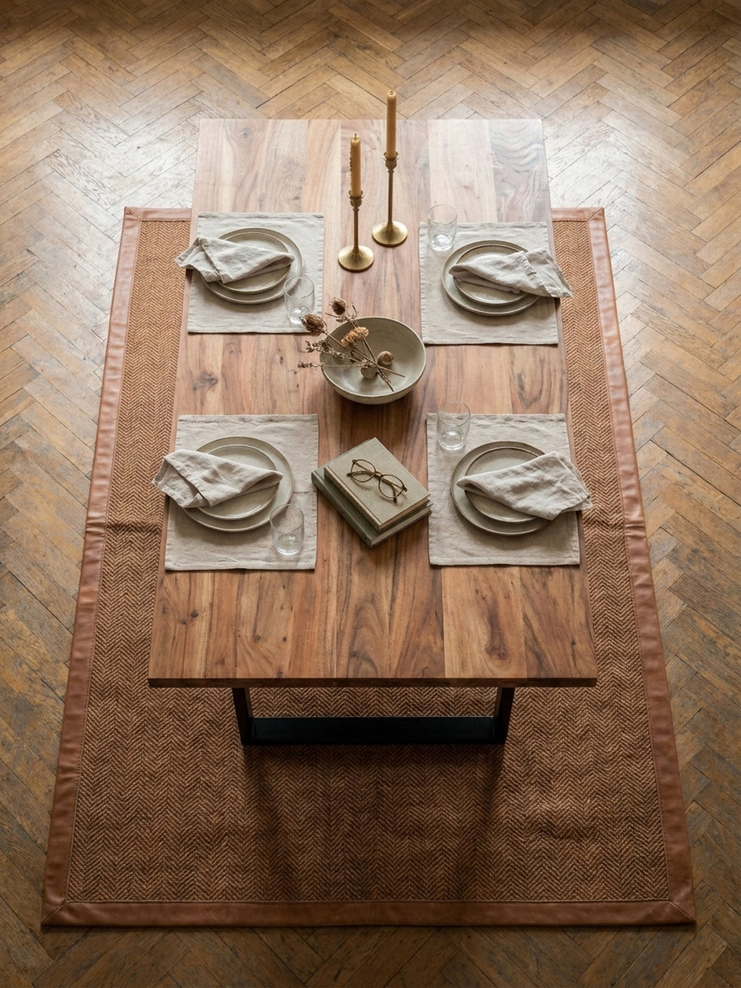 Draufsicht auf den Essbereich zeigt den 120x60 cm Akazien-Esstisch mit Baumkante, arrangiert mit Stühlen auf einem beigen Teppich._