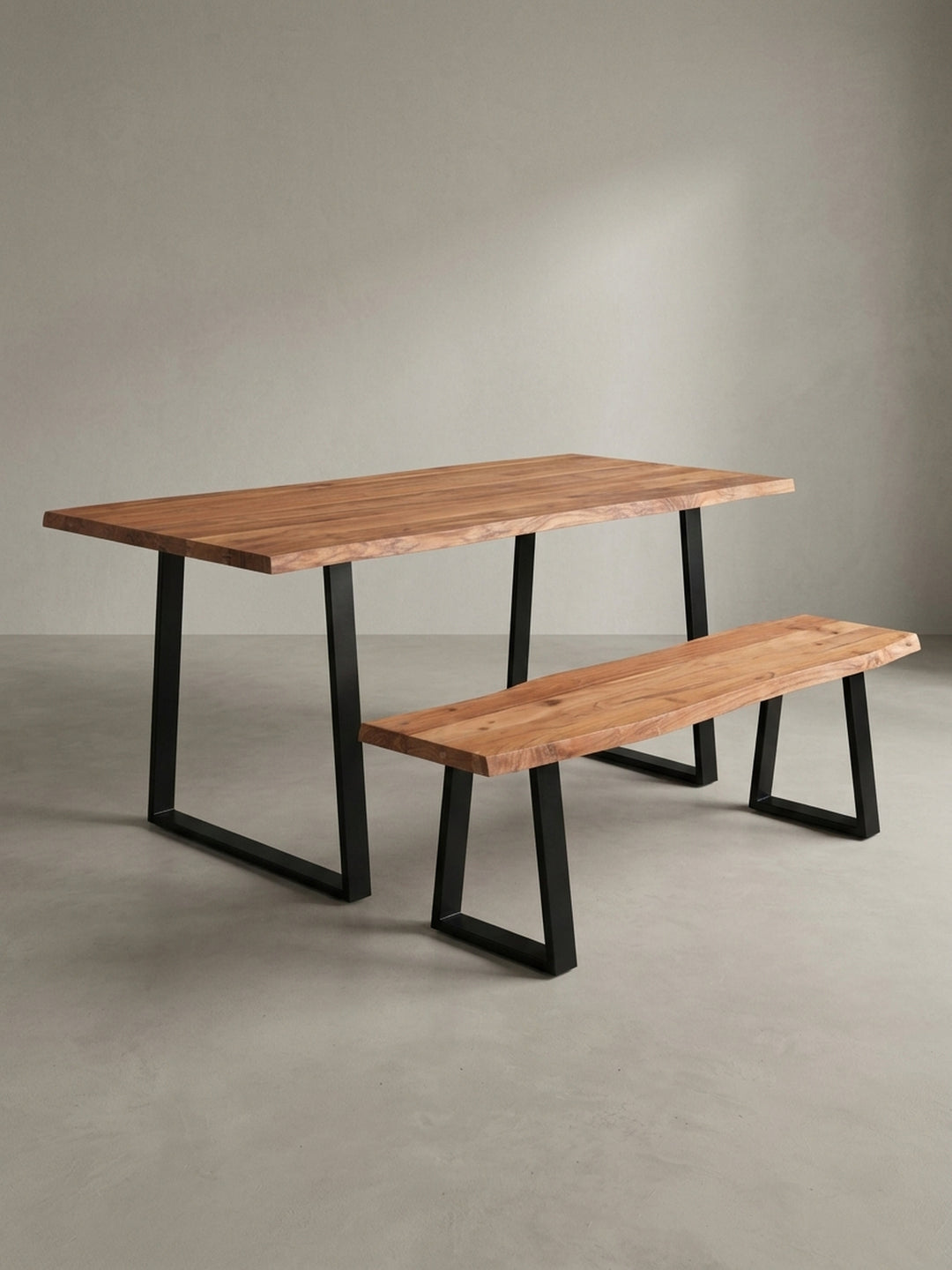 Schrägansicht des Holztischs mit Baumkante, die die Tiefe der 4 cm starken Massivholzplatte und die Form der Trapezbeine zeigt._