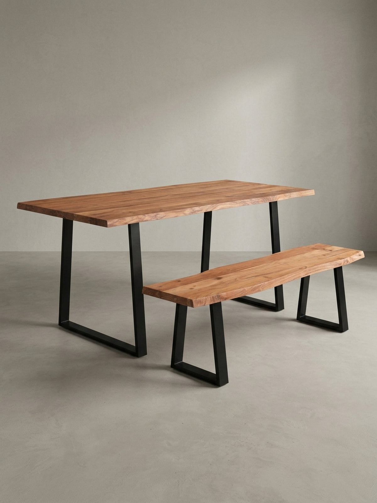 Schrägansicht des Holztischs mit Baumkante, die die Tiefe der 4 cm starken Massivholzplatte und die Form der Trapezbeine zeigt._