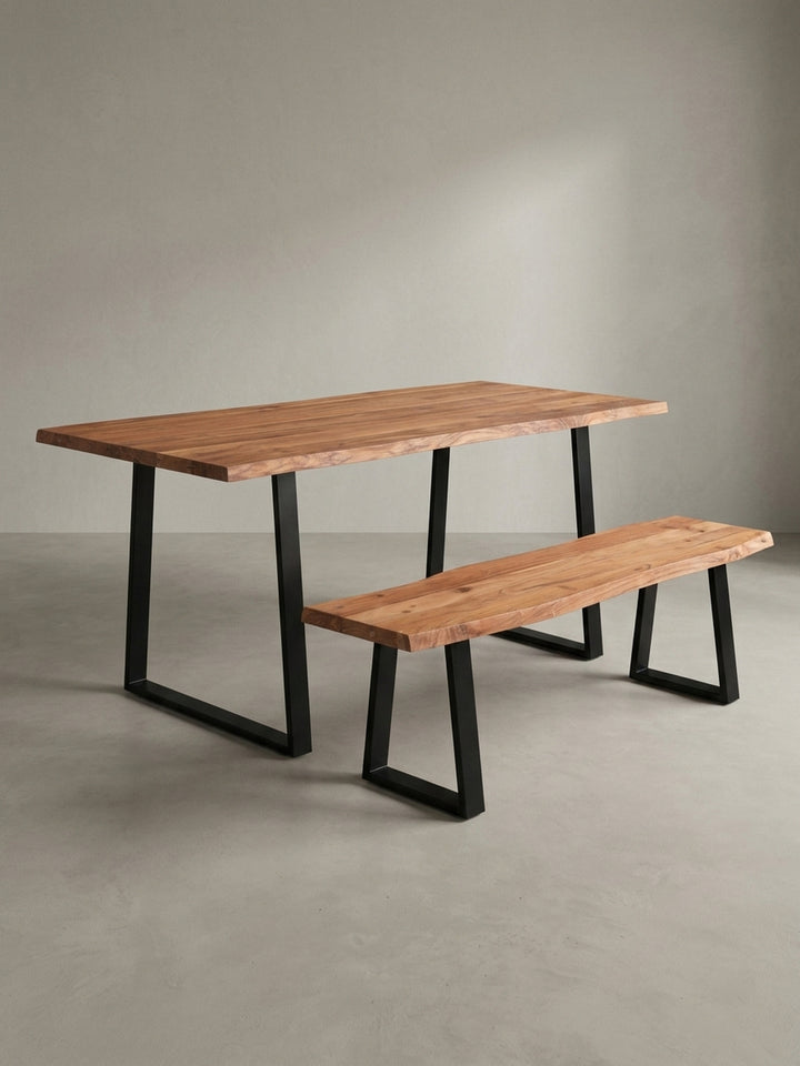 Schrägansicht des Holztischs mit Baumkante, die die Tiefe der 4 cm starken Massivholzplatte und die Form der Trapezbeine zeigt._