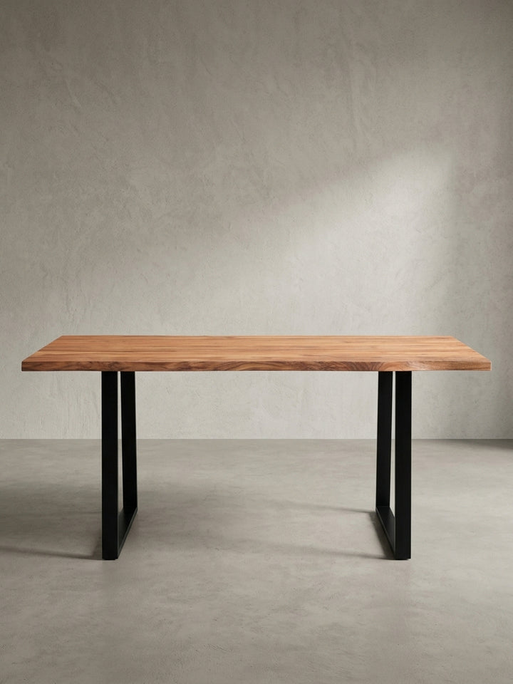 Moderner Küchentisch 120x60 cm aus Akazie in der Dreiviertelansicht, die die Tiefe der 4 cm starken Tischplatte zeigt._