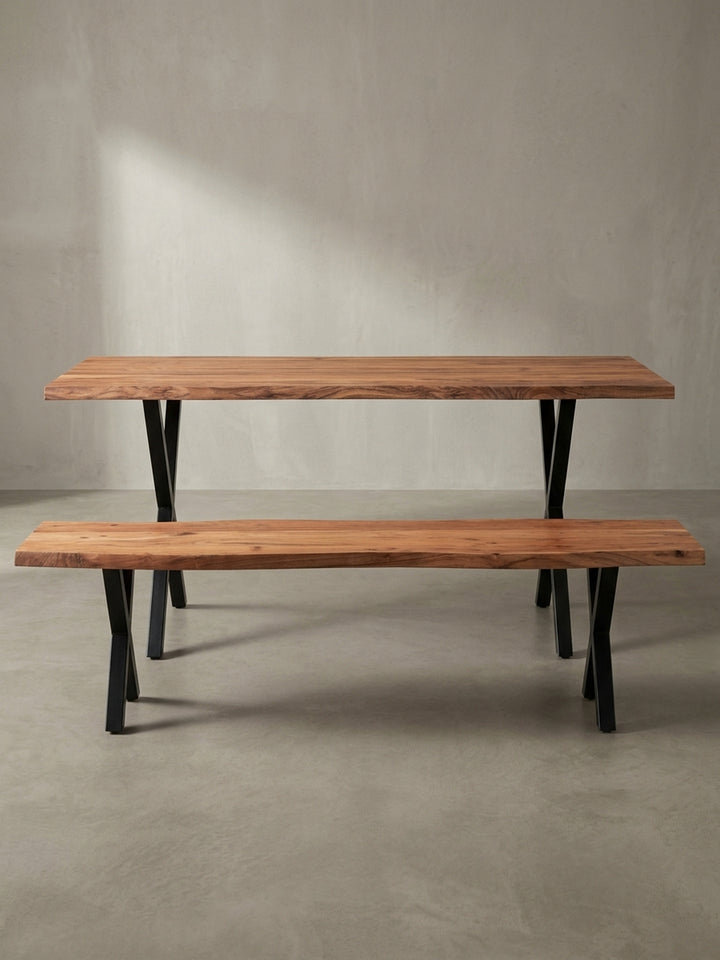 Schräge 3/4-Ansicht des kompakten Esstisches 120x60 cm, die die massive 4 cm dicke Akazien-Tischplatte und das geometrische Metallgestell zeigt._
