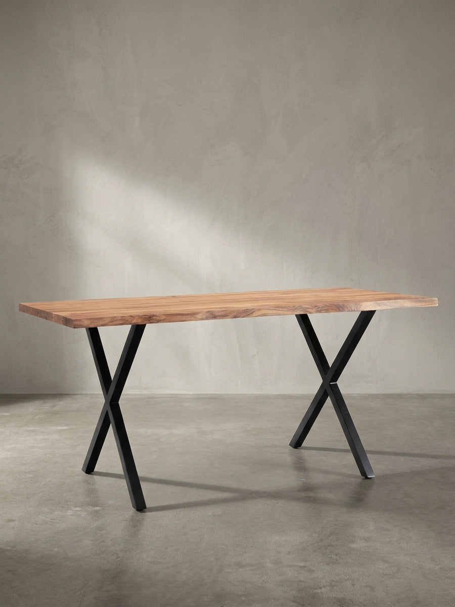 Frontansicht des Esstischs 140x80 cm aus Akazie Massivholz mit charakteristischen schwarzen Metall X-Beinen vor weißem Hintergrund._