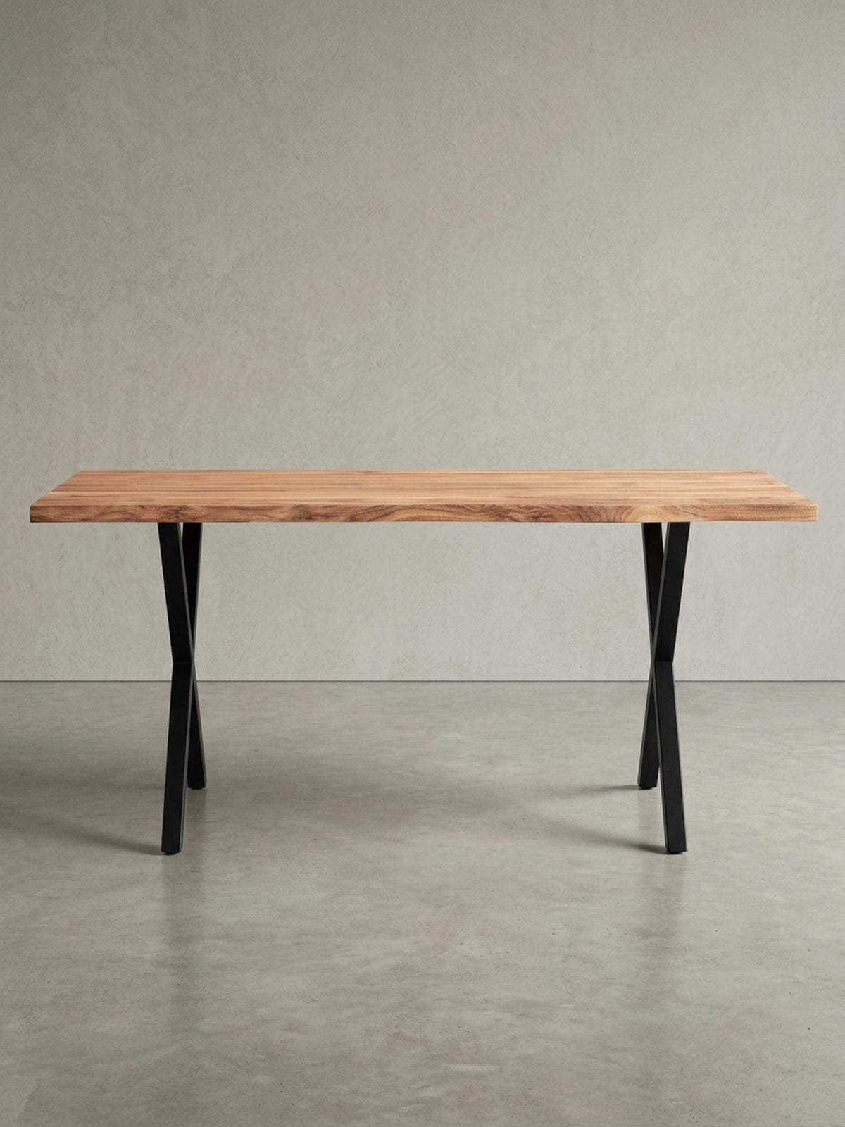 Schräge 3/4-Ansicht des Industrial-Style Küchentischs, die die massive 4 cm dicke Tischplatte mit Baumkante und die stabilen X-Beine hervorhebt._