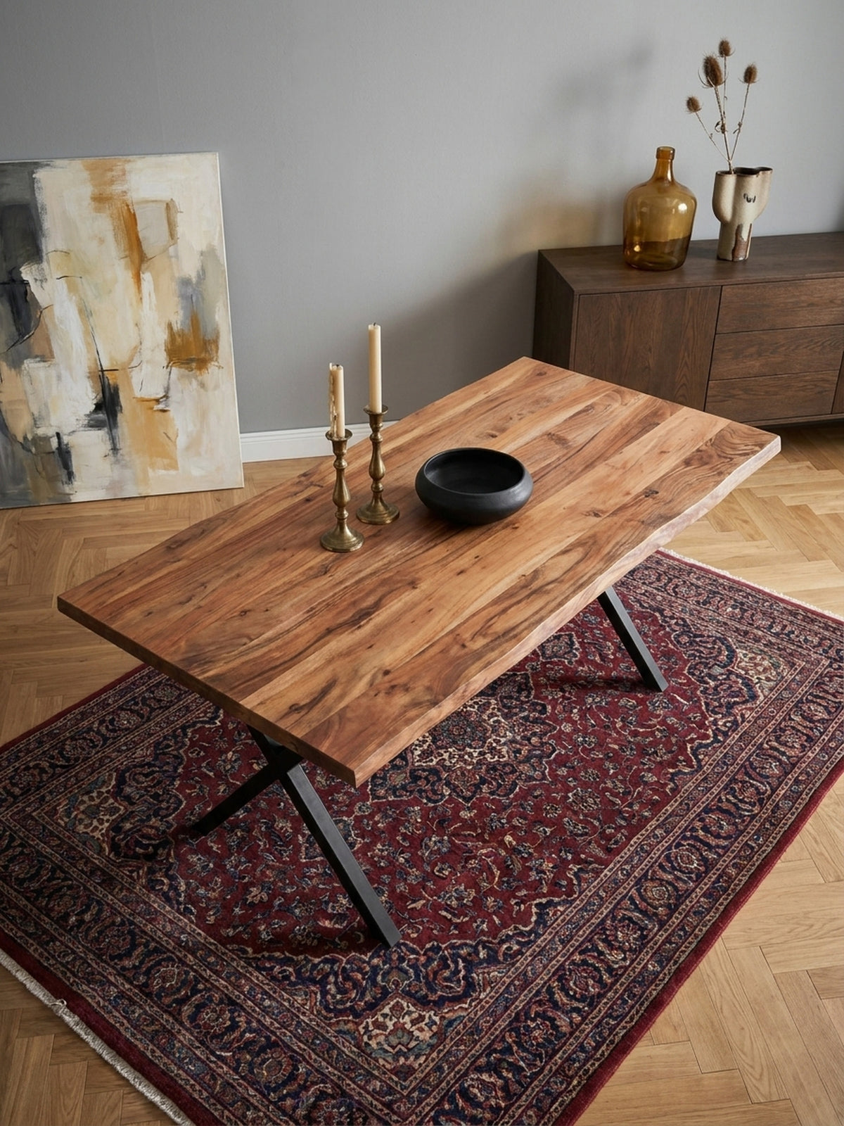 Draufsicht auf den Essbereich mit dem Akazien-Holztisch und schwarzen Metallbeinen, arrangiert mit Stühlen und einer Sitzbank auf einem Eichenparkett._
