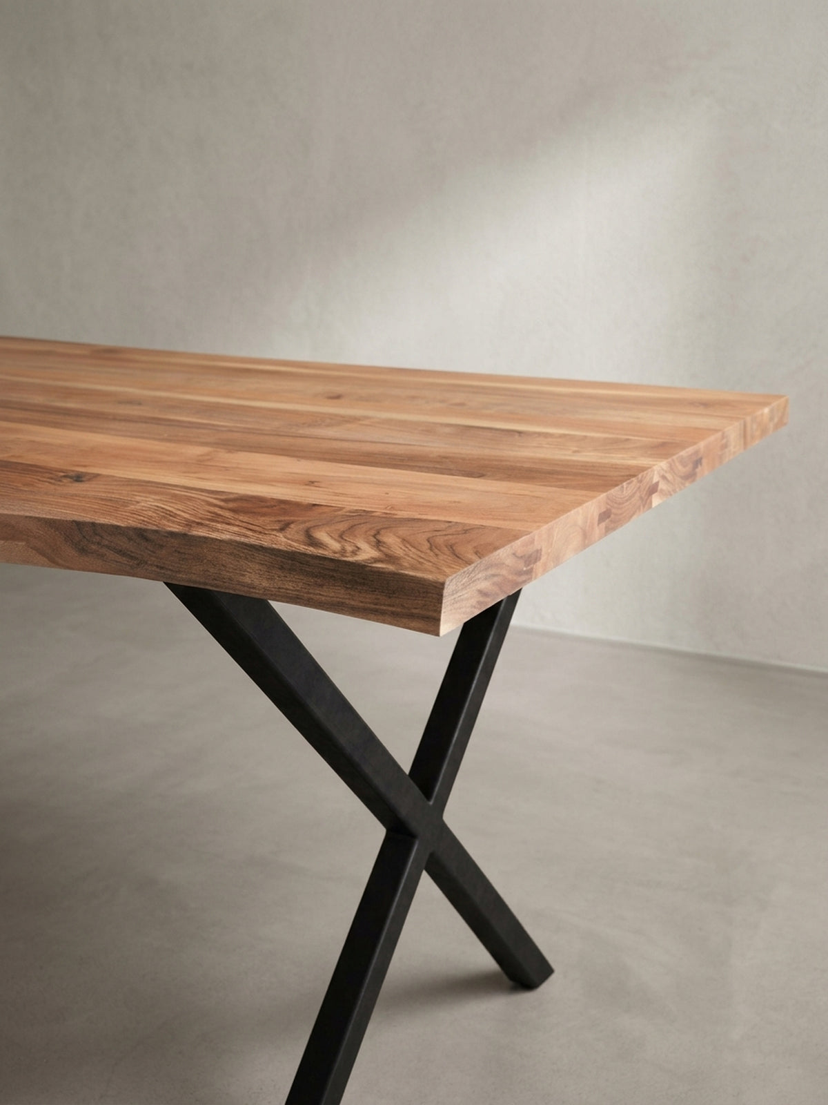 Industrie-Design Esstisch aus einer anderen Perspektive, die die lebendige Holzstruktur und die matte Oberfläche des schwarzen Eisengestells betont._