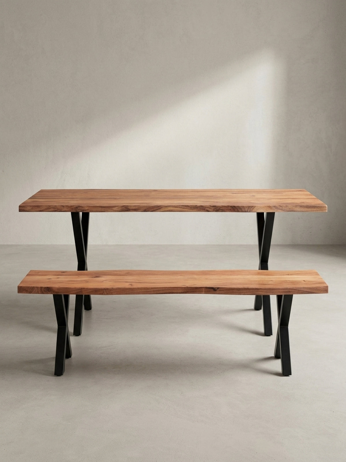 Seitenansicht des Küchentisches aus Massivholz, die das schlanke Profil der Tischplatte im Kontrast zum markanten Design der X-förmigen Beine darstellt._