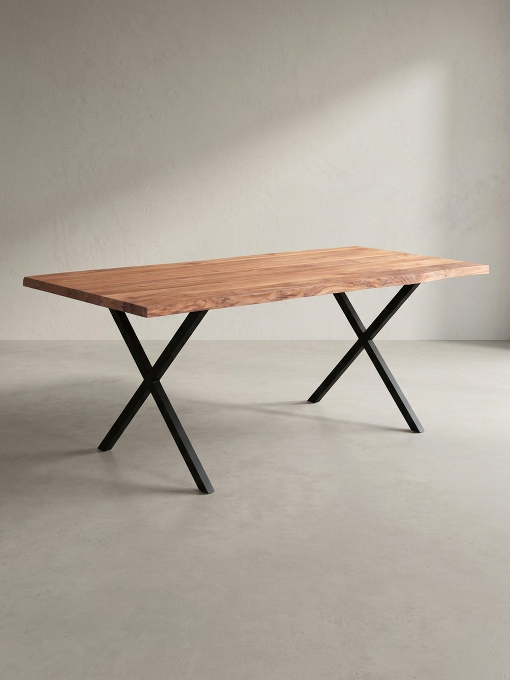 Schräger Blick auf den Küchentisch aus massivem Akazienholz, der die massive 4 cm dicke Tischplatte und die stabile Konstruktion der X-Beine zeigt._