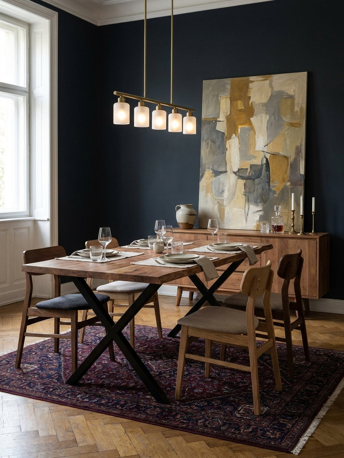 Der 200 cm lange Akazien-Esstisch kombiniert mit einer passenden Holzbank und modernen Stühlen, perfekt für ein geselliges Esszimmer im Industrial-Stil._