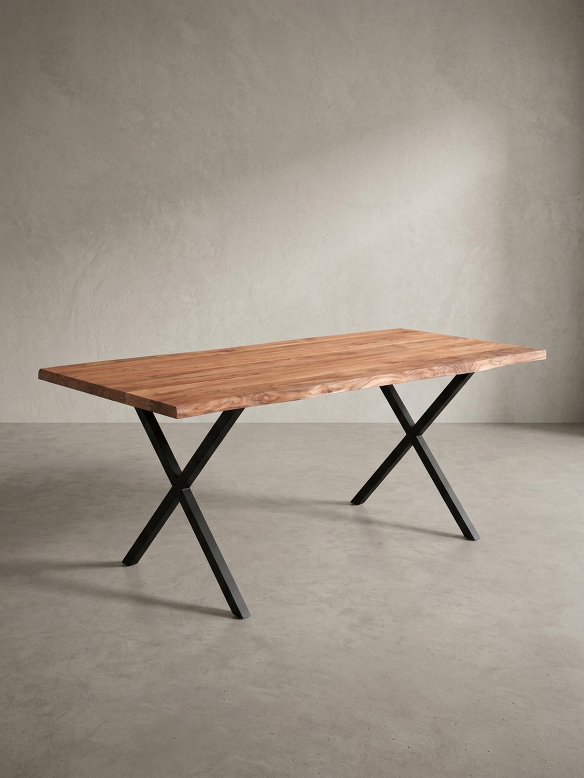 Seitenansicht des Industrial-Style Küchentisches, die die schlanke Silhouette und die Proportionen der X-förmigen Tischbeine aus schwarzem Eisen hervorhebt._