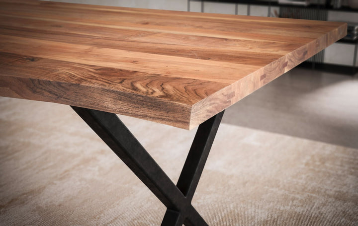 Massiver Holztisch 120cm - Akazie mit Live-Edge - mattschwarz pulverbeschichtete X-Beine von Kadima Design_