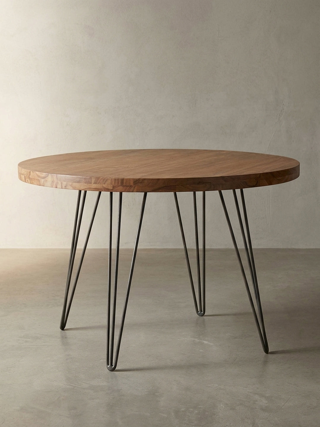 Frontalansicht des runden Design-Esstisches. Der edle Holztisch mit 120 cm Durchmesser kombiniert eine massive Sheesham-Platte mit vier mattschwarzen Metallbeinen im Industrial-Look._