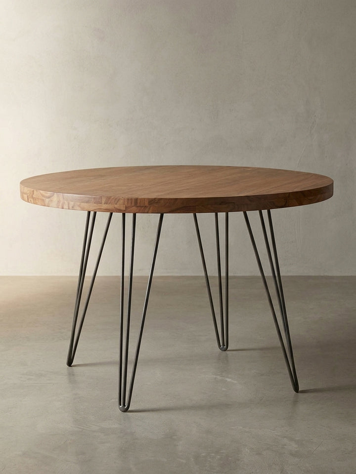 Frontalansicht des runden Design-Esstisches. Der edle Holztisch mit 120 cm Durchmesser kombiniert eine massive Sheesham-Platte mit vier mattschwarzen Metallbeinen im Industrial-Look._