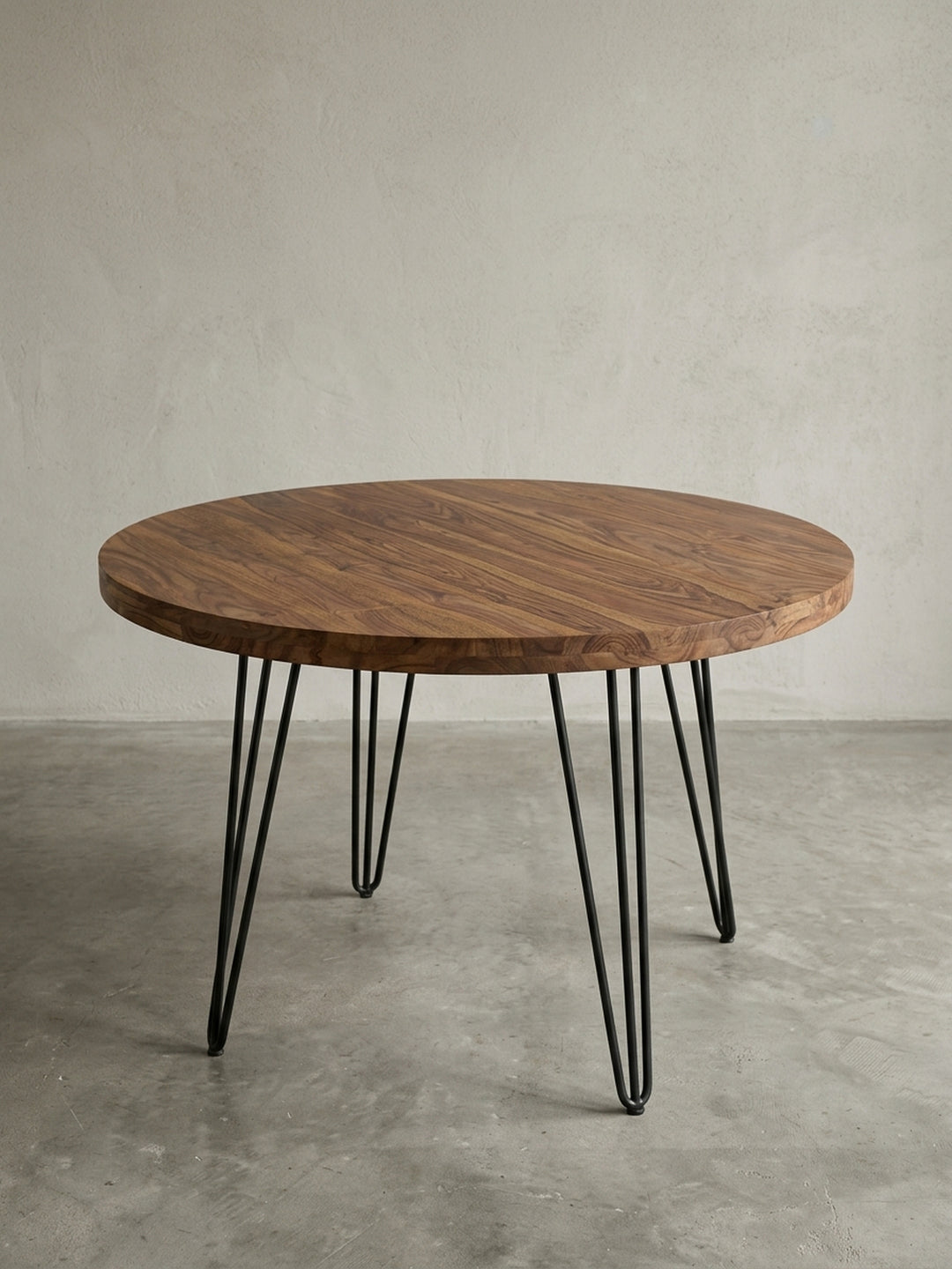 Gesamtübersicht des runden Küchentisches aus massivem Echtholz. Das reduzierte Design des 120x78 cm großen Esstisches fügt sich nahtlos in anspruchsvolle, moderne Wohnkonzepte ein._