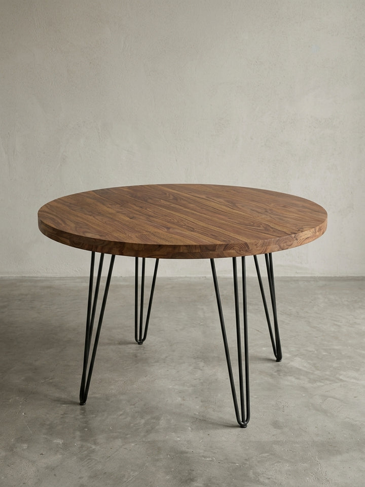Gesamtübersicht des runden Küchentisches aus massivem Echtholz. Das reduzierte Design des 120x78 cm großen Esstisches fügt sich nahtlos in anspruchsvolle, moderne Wohnkonzepte ein._