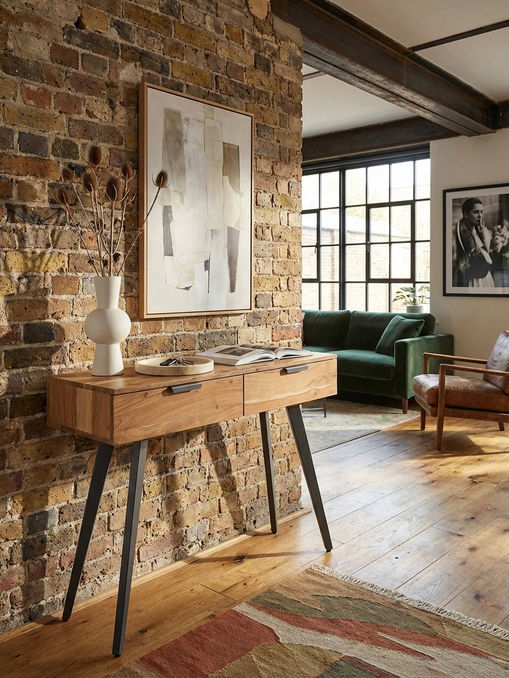 Konsolentisch aus Akazie Massivholz in einem modernen Flur, dekoriert mit Vase und Bild, schafft eine einladende Atmosphäre._