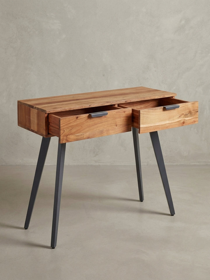 Anrichte aus Akazienholz mit Metallgriffen in einer Perspektive, die das harmonische Design und die hochwertige Verarbeitung betont._