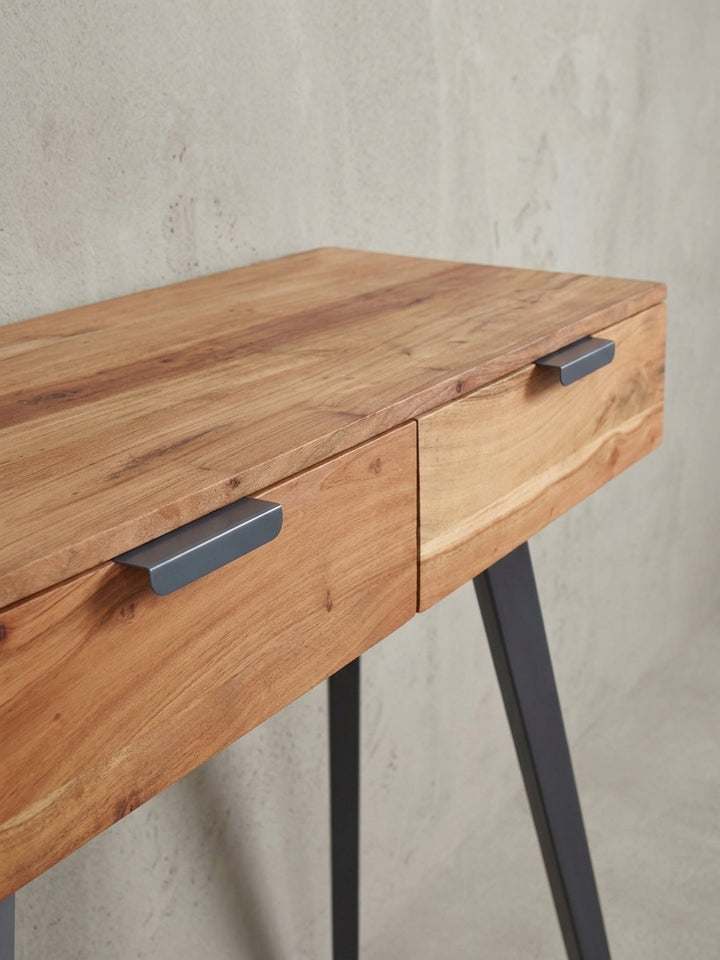 Gesamtansicht des modernen Schreibtisches aus Massivholz und Metall, der Funktionalität und stilvolles Design für das Zuhause vereint._