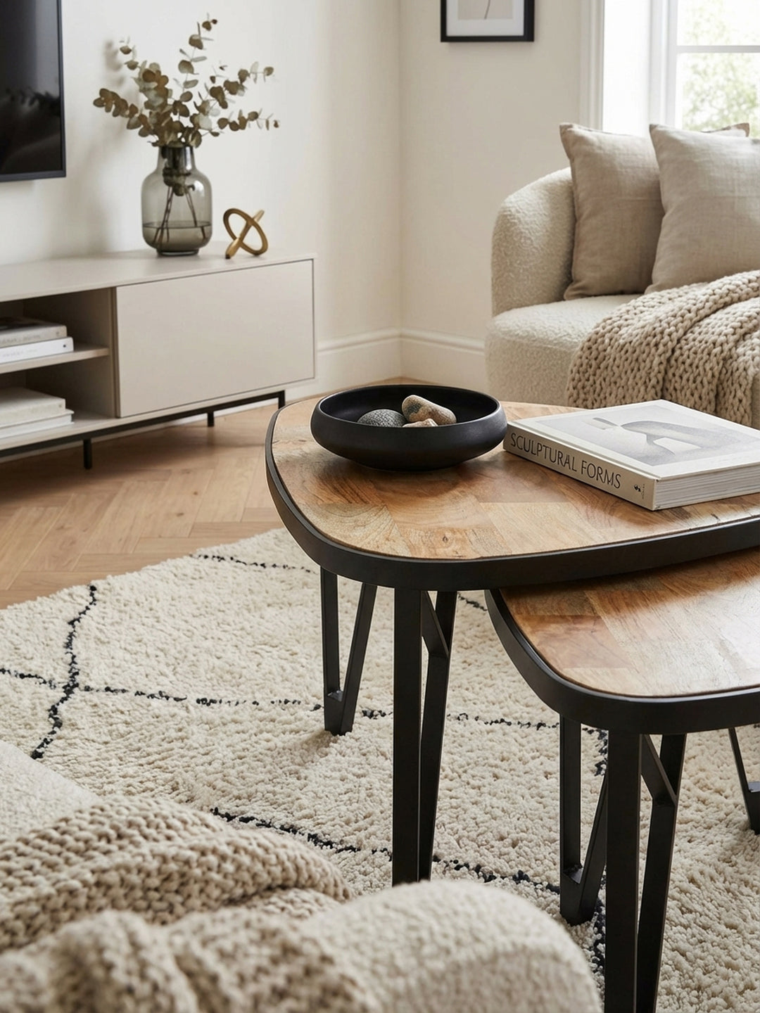 Nahaufnahme der Tischplatte aus massivem Mango- und Akazienholz mit sichtbarer Maserung und einer schützenden Klarlack-Beschichtung in warmen Brauntönen._