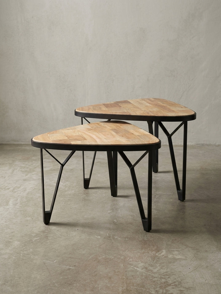 Seitenansicht des Couchtisch-Sets aus Holz, die die unterschiedlichen Höhen (45cm und 40cm) und das schlanke Profil der dreieckigen Tischplatten hervorhebt._