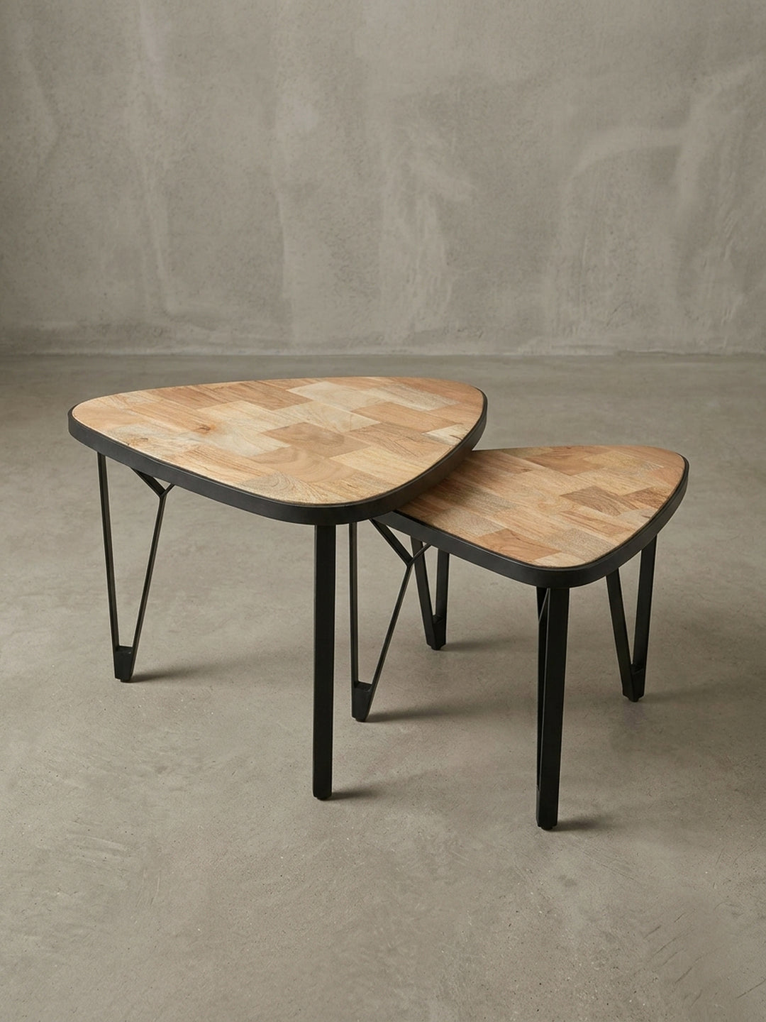 Gesamtüberblick über den modernen Wohnzimmertisch im 2er-Set, der das organische Design der dreieckigen Tischplatten und die industrielle Ästhetik der Beine vereint._