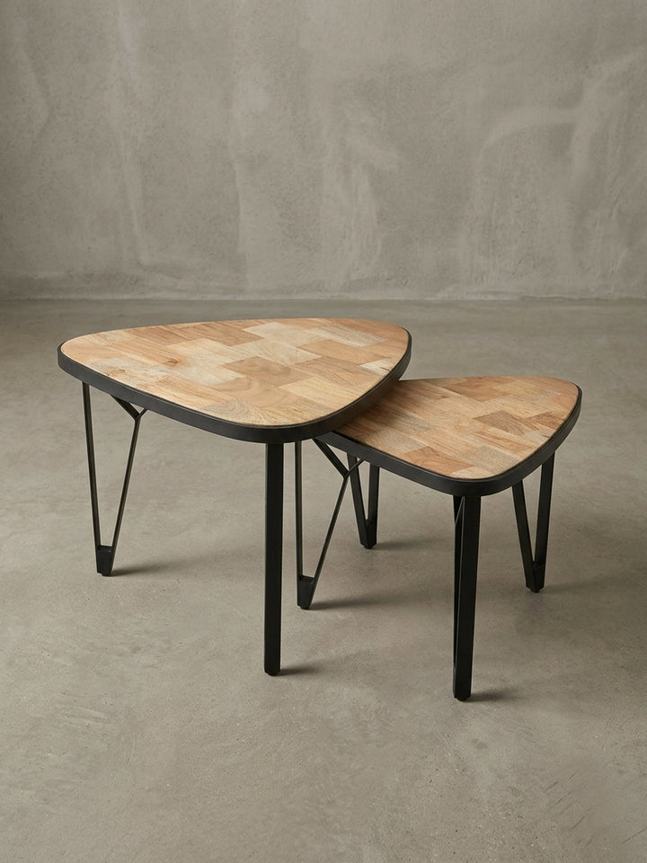 Gesamtüberblick über den modernen Wohnzimmertisch im 2er-Set, der das organische Design der dreieckigen Tischplatten und die industrielle Ästhetik der Beine vereint._