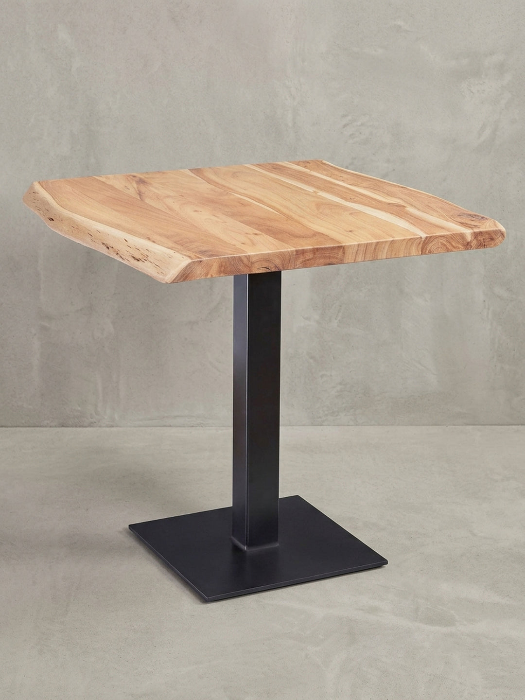 Gesamtansicht des quadratischen Esstisches aus massivem Akazienholz, ideal für kleine Esszimmer oder Küchen, die rustikalen Charme mit modernem Design verbinden._