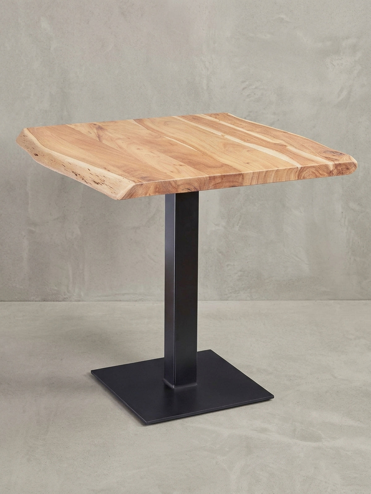 Gesamtansicht des quadratischen Esstisches aus massivem Akazienholz, ideal für kleine Esszimmer oder Küchen, die rustikalen Charme mit modernem Design verbinden.