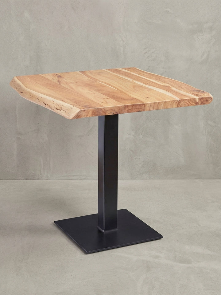 Gesamtansicht des quadratischen Esstisches aus massivem Akazienholz, ideal für kleine Esszimmer oder Küchen, die rustikalen Charme mit modernem Design verbinden._