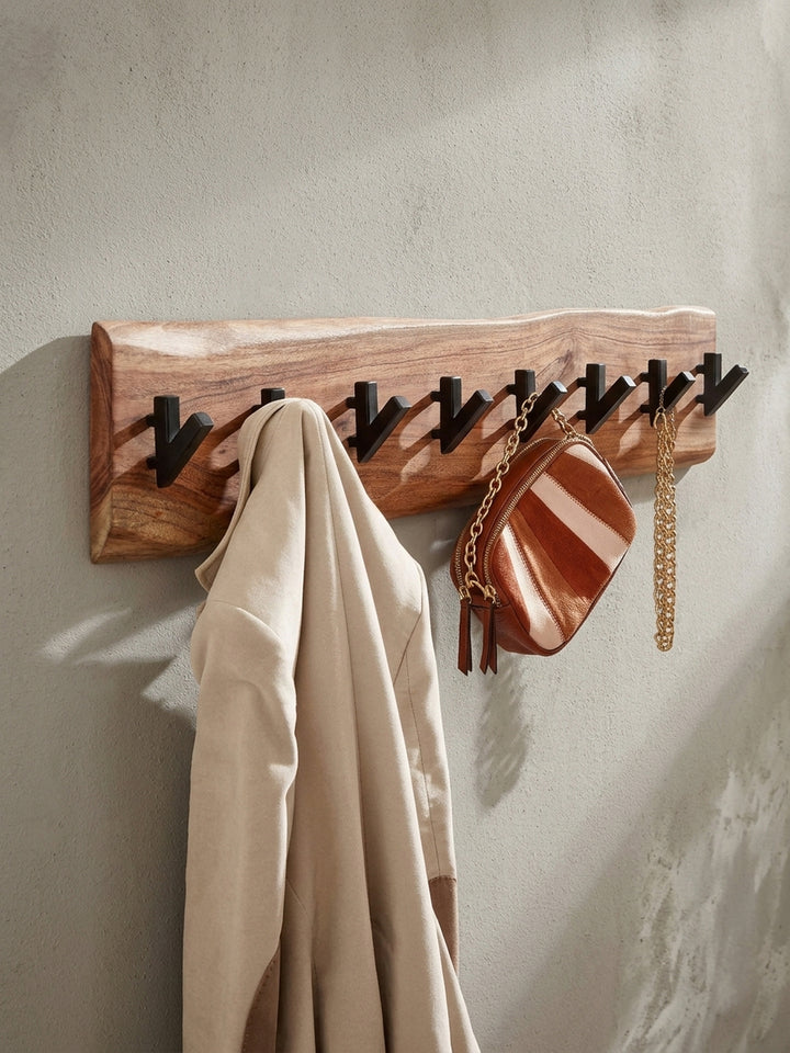 Seitenansicht der Wandgarderobe, die das schlanke Profil des 19 cm hohen Akazienholzes und die robuste Konstruktion der pulverbeschichteten Eisenhaken hervorhebt._
