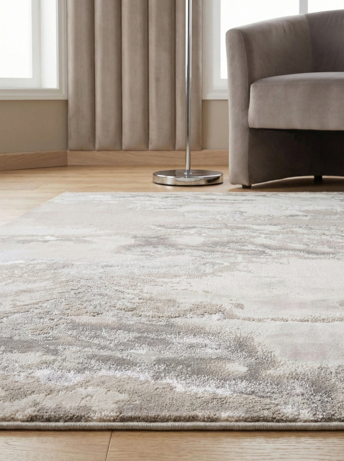 Metallic-Teppich mit Silberfäden_Abstraktes Wolkenmuster in Cremeweiß und Grau_Luxuriös und Pflegeleicht - COMO-Lecco - Kadima Design_