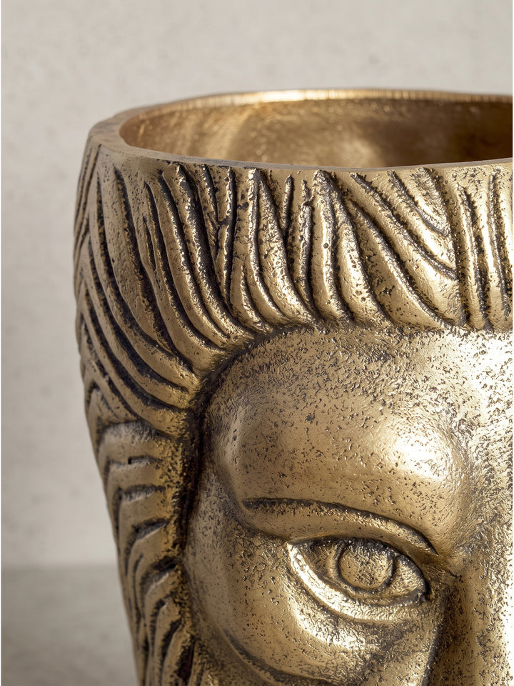 Majestätische Löwen-Vase als stilvolles Wohnaccessoire, klassisch freigestellt ohne ablenkende Hintergrundelemente._