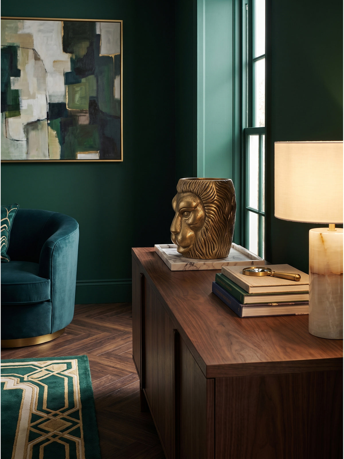 Stilvolle Kombination aus dunklem Sideboard und goldglänzender Blumenvase Löwenkopf vor matter Akzentwand im luxuriösen Interieur._